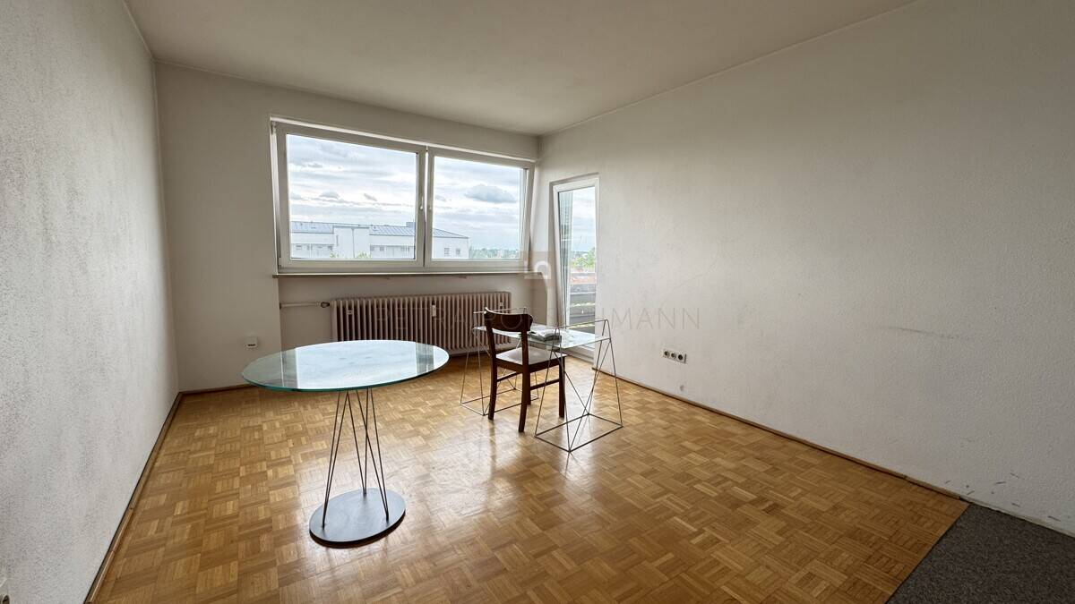 Wohnzimmer mit Balkon