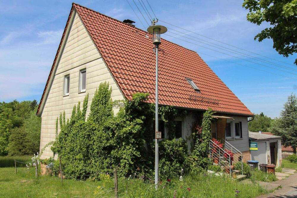 Thumbnail-Charmantes Einfamilienhaus mit großen Garten, 2 Garagen und einem Freistellplatz