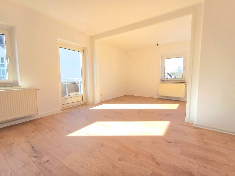 Thumbnail-Großes Wohnzimmer mit Balkon