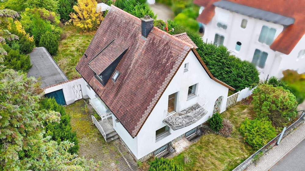Thumbnail-Charmantes Einfamilienhaus mit großem Entwicklungspotenzial in Schwalbach am Taunus