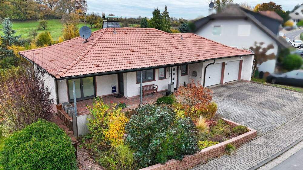 Thumbnail-Stilvoller Bungalow mit separater ELW, Doppelgarage & großem Grundstück