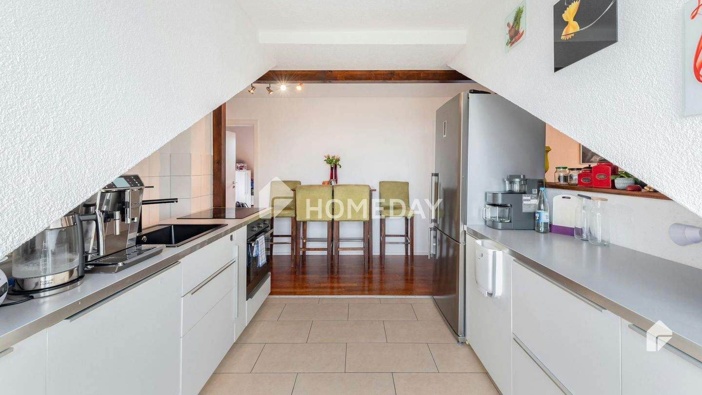 Thumbnail-Gepflegte & helle Dachgeschosswohnung - 3 Zimmer, großer Balkon & Carport in ruhiger Lage