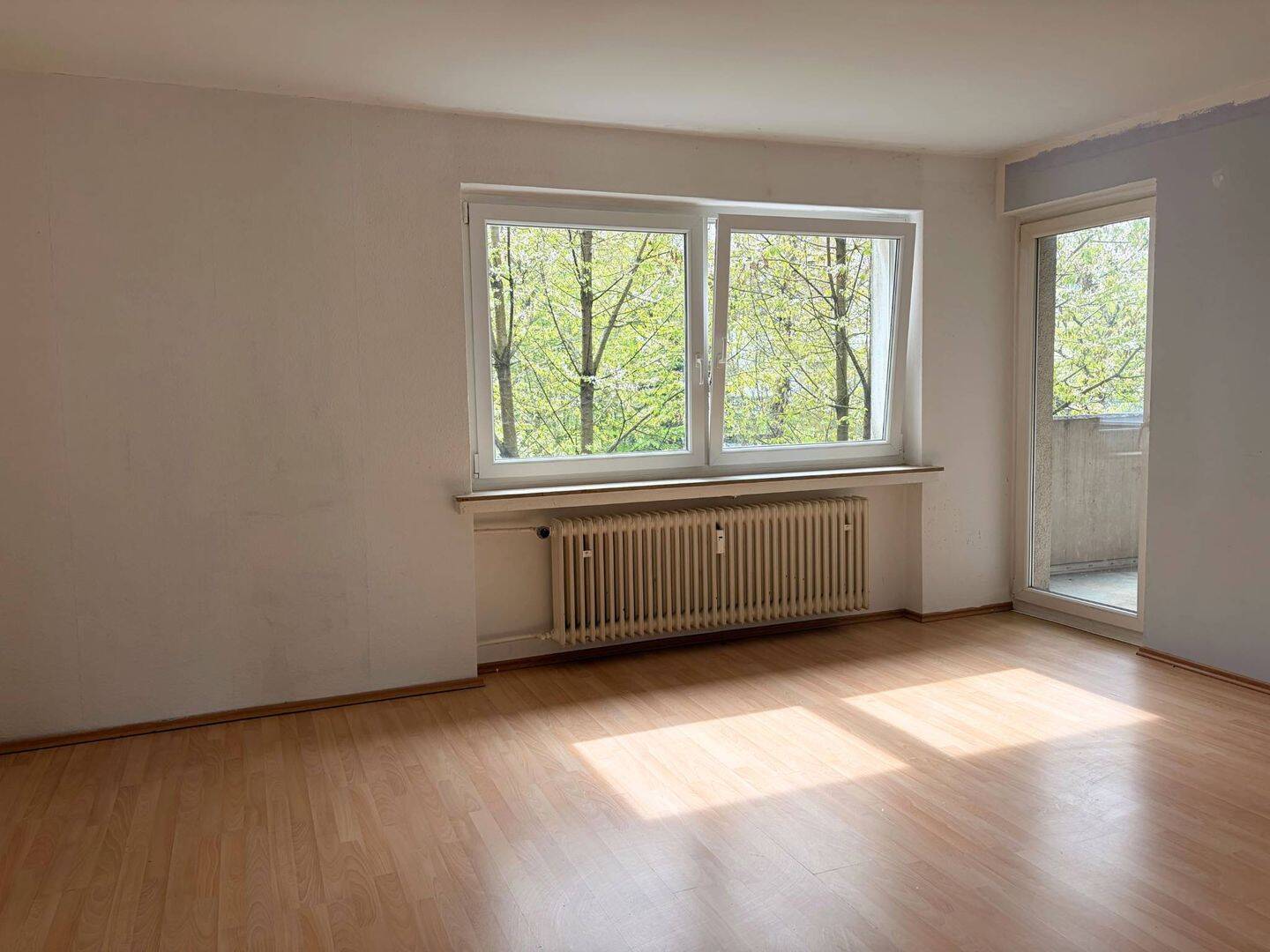Thumbnail-Helle 4-Zimmer-Wohnung mit BALKON und Wannenbad