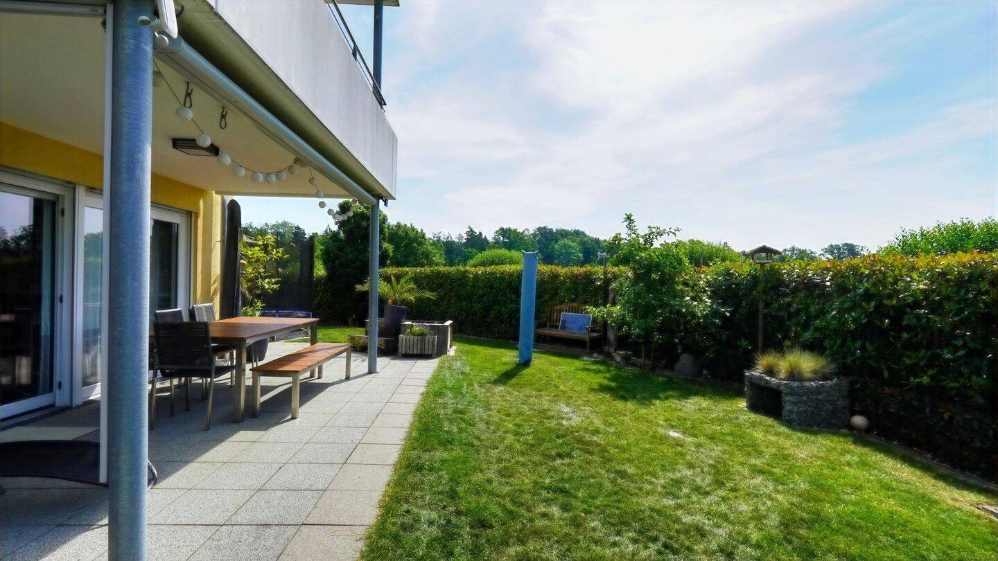 Große Sonnenterrasse und eigener Garten