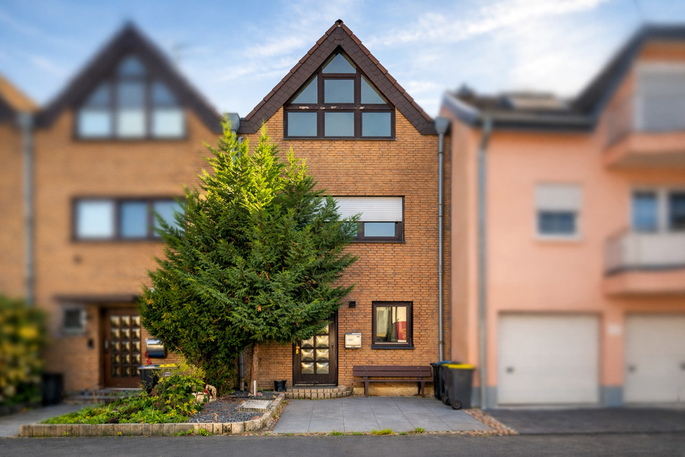 Thumbnail-Solides Reihenhaus mit ca. 170m² Wohnfläche in guter Lage von Köln-Eil, Garten, Garage, Keller