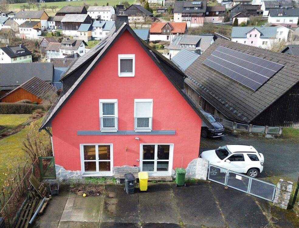 Thumbnail-Geräumiges Wohnhaus mit bis zu drei Einheiten, Garagen und Lagerhalle!