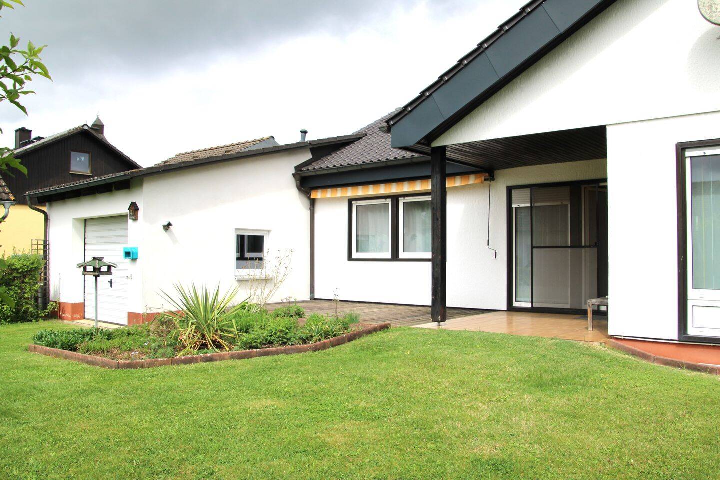 Thumbnail-Gemütlicher Bungalow mit drei Garagen und herrlichem Garten Denkendorf Gelbelsee