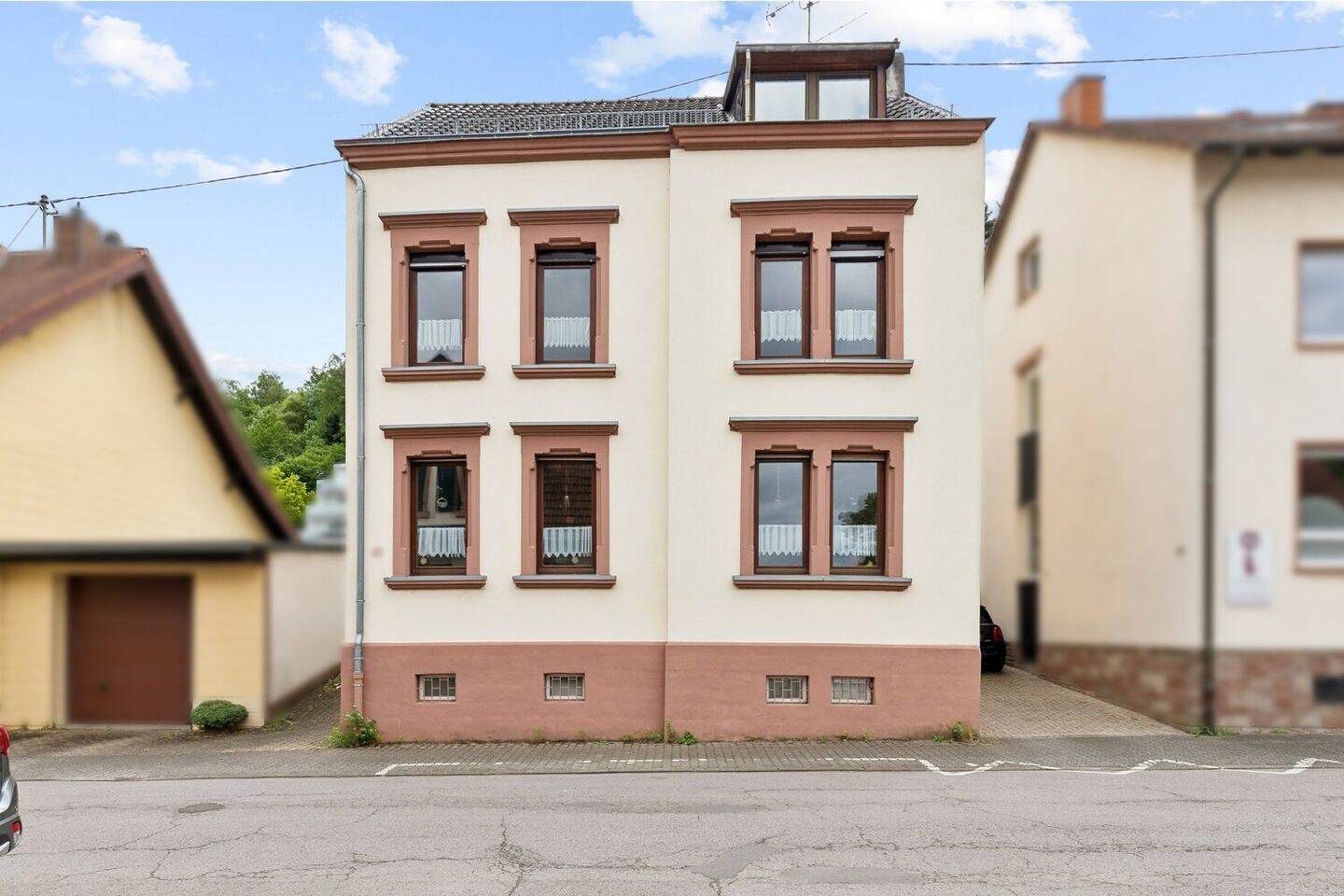 Thumbnail-Freistehendes Zweifamilienhaus mit Garten