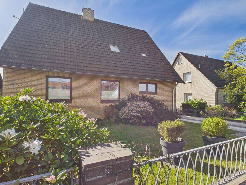 Thumbnail-Gepflegtes Einfamilienhaus mit großem Garten, Balkon, Terrasse, Garage inkl. Ausbaureserve in Lübeck