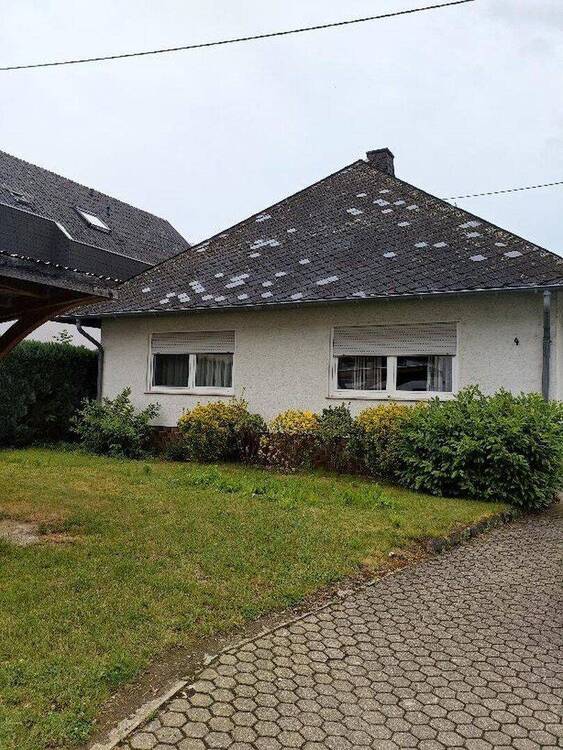 Thumbnail-Charmantes Einfamilienhaus mit großem Garten, Wintergarten, Terrasse, Garage und modernisiertem Bad