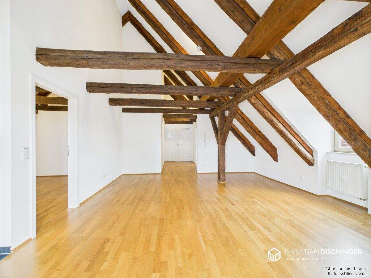 Thumbnail-Außergewöhnliche Dachgeschosswohnung in denkmalgeschütztem Bauernhof - hochwertig saniert, sofort bezugsfrei