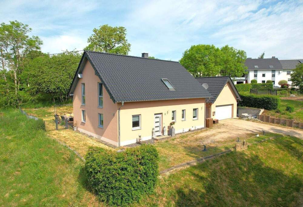 Thumbnail-Hochwertiges Einfamilienhaus in massiver Bauweise mit großem Grundstück und durchdachtem Wohnkonzept
