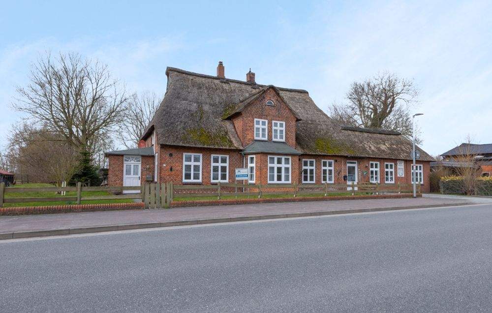 Thumbnail-Charaktervolles Wohn- und Geschäftshaus unter Reet mit großem Grundstück und viel Potential in Hemme