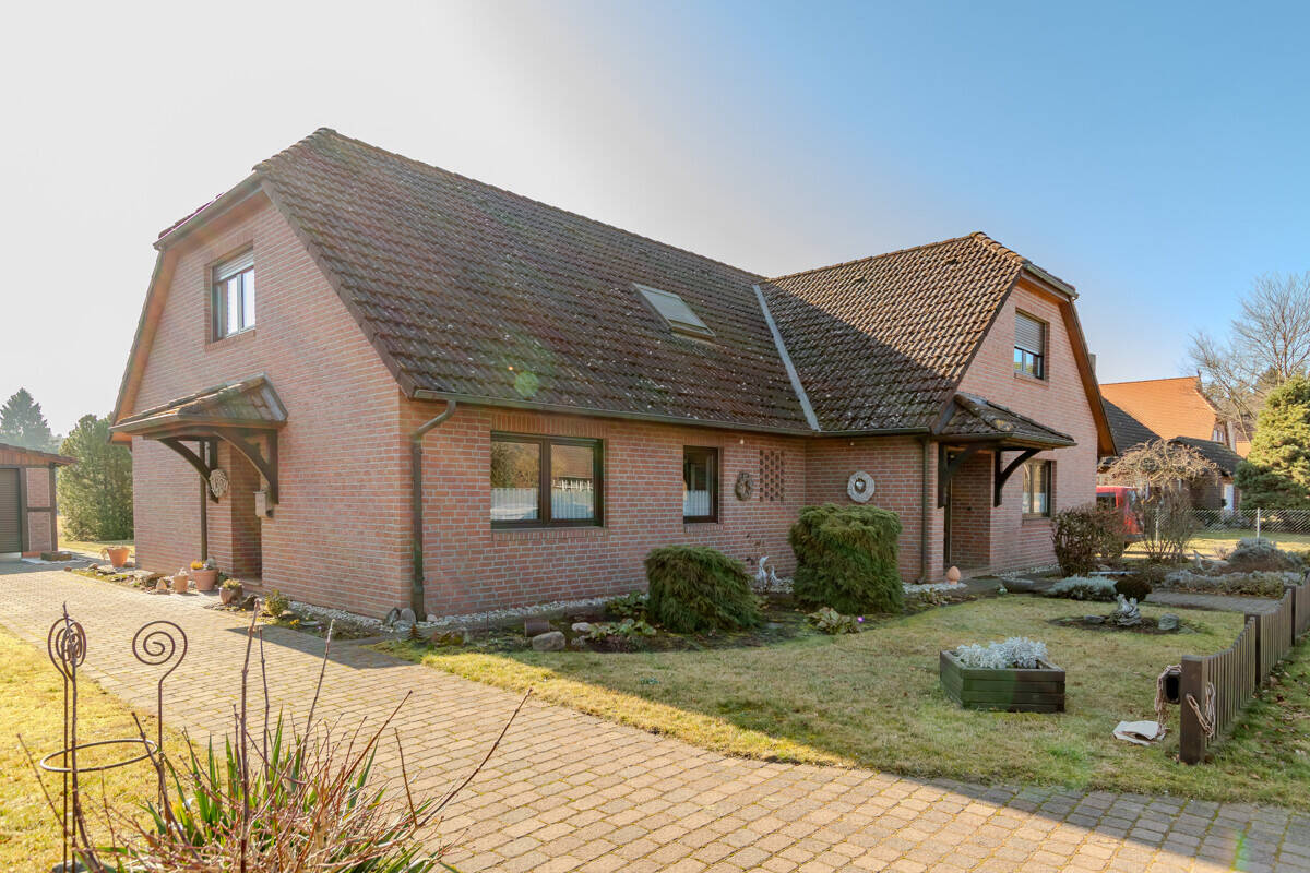 Thumbnail-Gepflegtes Zweifamilienhaus mit zwei Carports in ruhiger Ortsrandlage