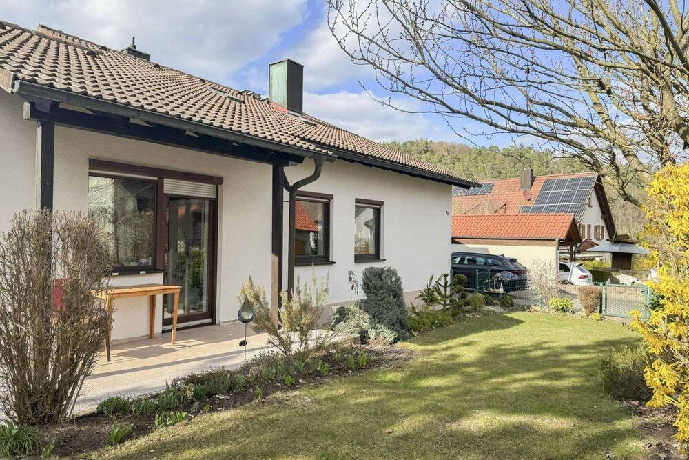 Thumbnail-Traumgarten mit Südwestlage, Terrassen und Garagen - Einfamilienhaus in ruhiger Lage