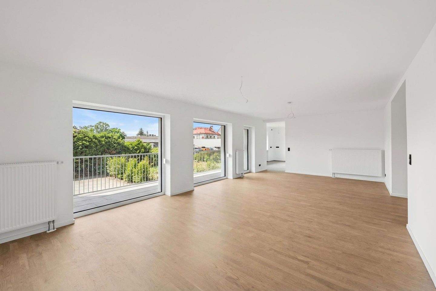 Thumbnail-Hochwertige, energetisch sanierte 5-Zimmer-EG-Wohnung mit Balkon, Garten u. 2 Garagenstellplätzen