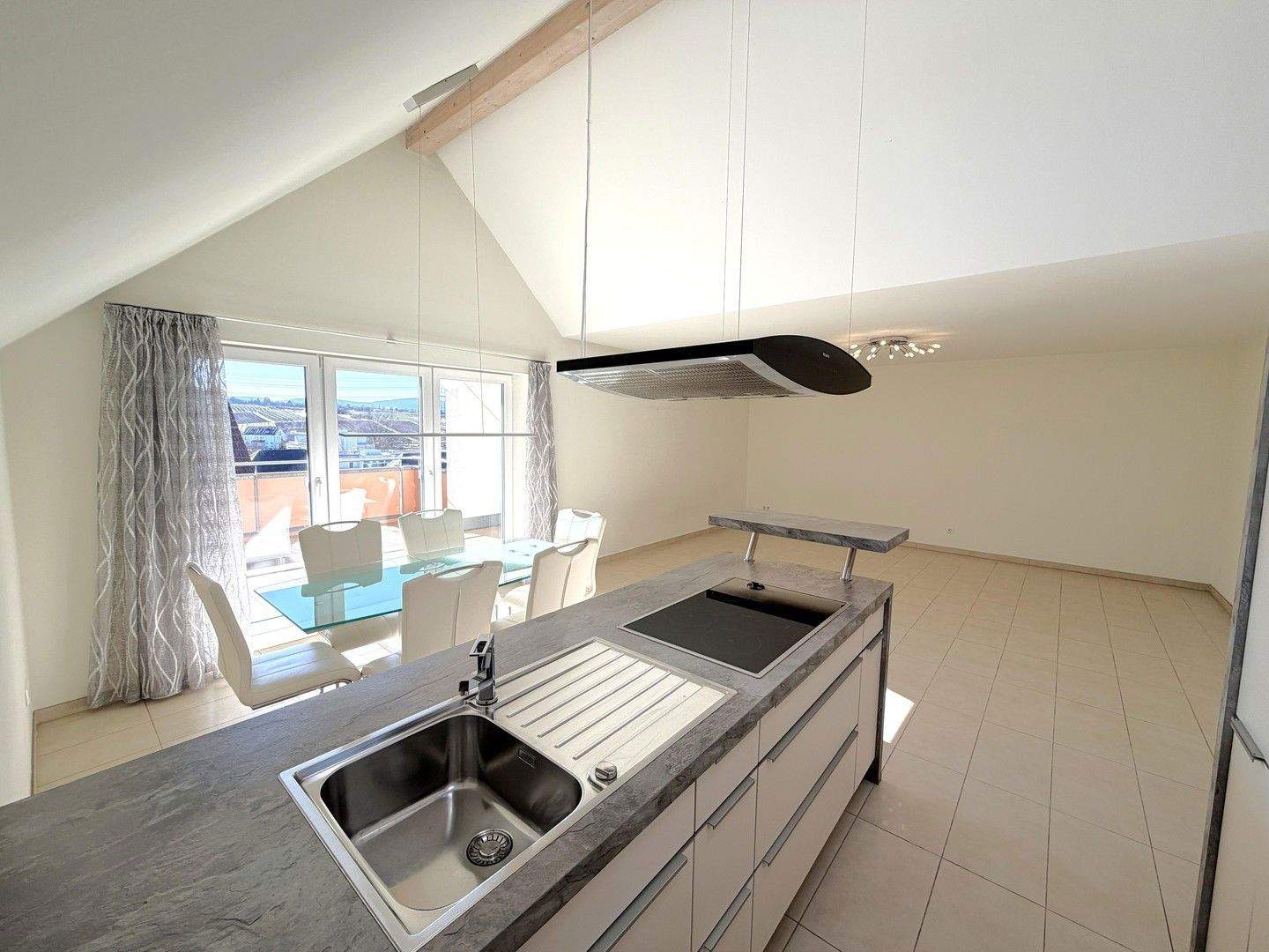 Thumbnail-Lichtdurchflutete 98 m² Dachgeschosswohnung mit 3,5 Zimmer - Dachterrasse - Aufzug