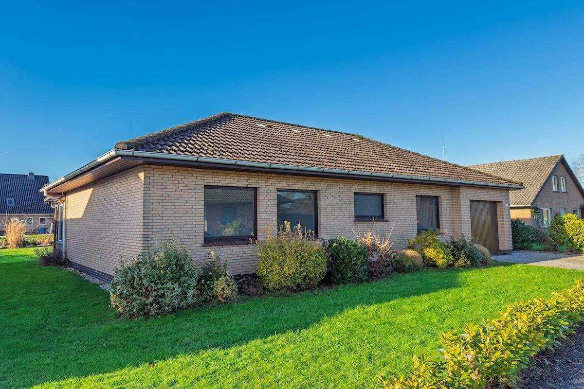 Thumbnail-Ebenerdig wohnen, ruhig leben: Teilsanierter Bungalow mit Garage & großem Garten!