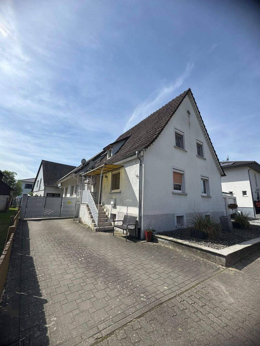 Thumbnail-Zweifamilienhaus in schöner Wohnlage mit Hof, Garten & Perspektive