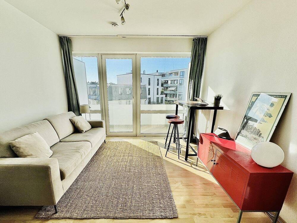 Wohnzimmer mit großer Fensterfront