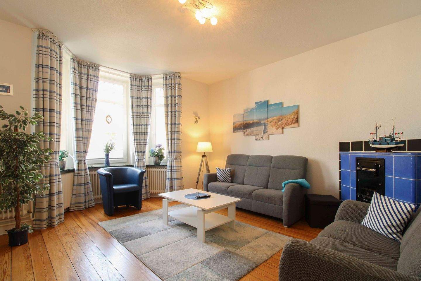 Thumbnail-Zentrale Top-Lage: Charmante 4-Zi.-Altbauwohnung mit Balkon u. Zimmerofen