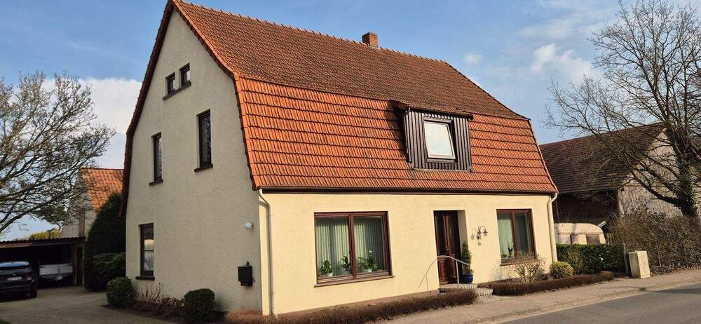 Thumbnail-Großzügiges Einfamilienhaus mit Nebengebäude und liebevoll angelegtem Garten zu verkaufen