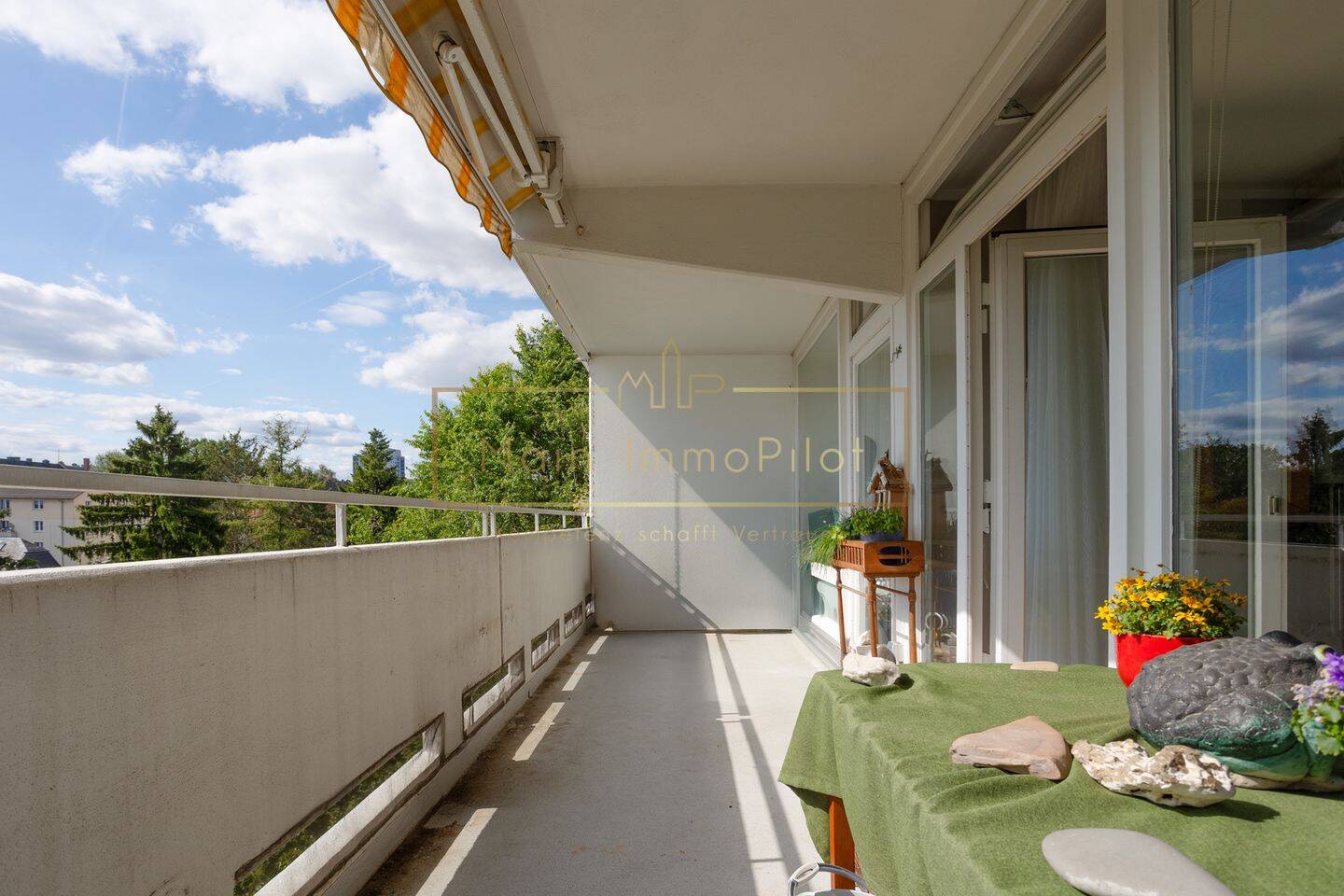 Großer Balkon mit Abendsonne
