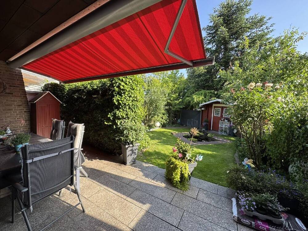 Überdachte Terrasse mit Sonnenschutz...
