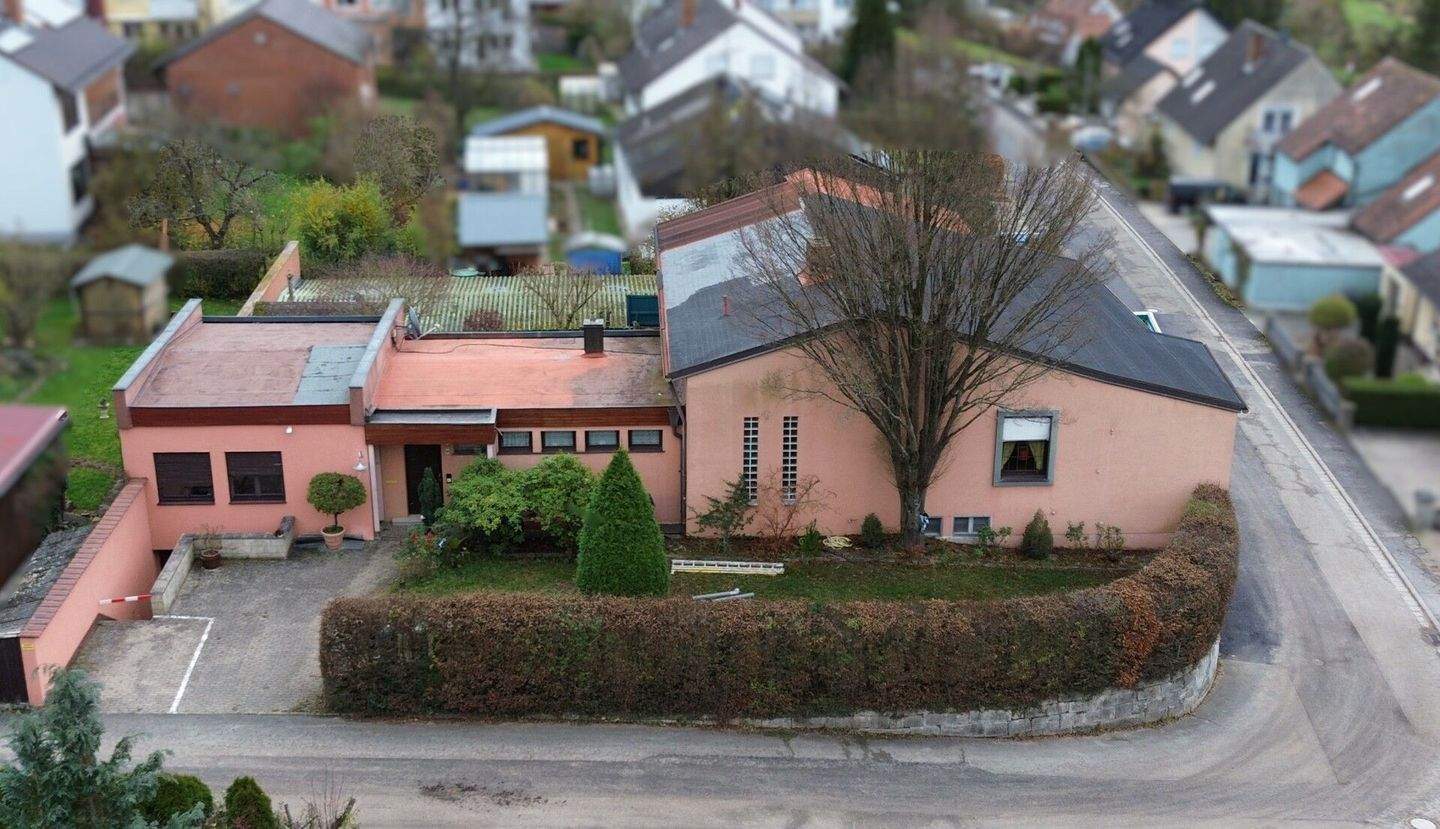 Thumbnail-Top-Investition in Ebrach Großzügiges Wohnhaus mit Garten, Sauna, Büro, Halle und Garagen