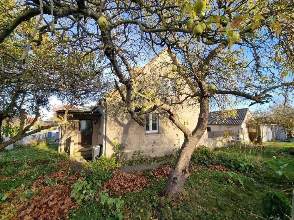 Thumbnail-Doppelhaushälfte mit Nebengebäude und zwei Garagen zum Sanieren…