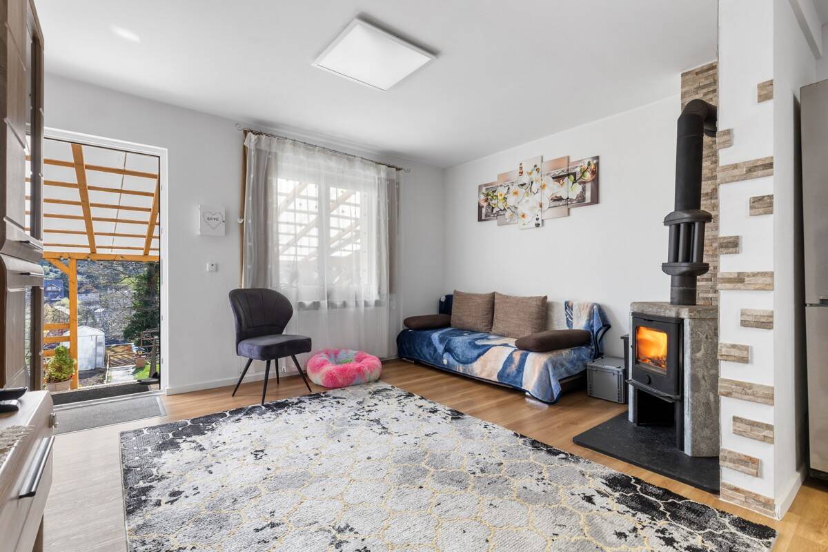 Wohnzimmer mit Ausgang Terrasse