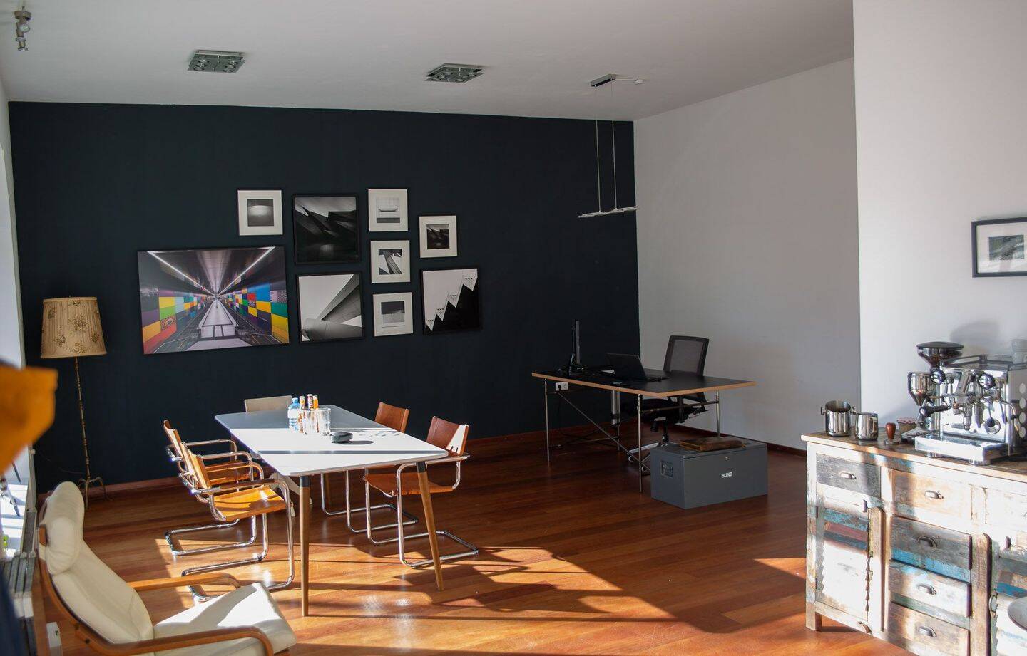 Thumbnail-Kreativer Schreibtischplatz im Münchner Ladenbüro - flexibel & komplett