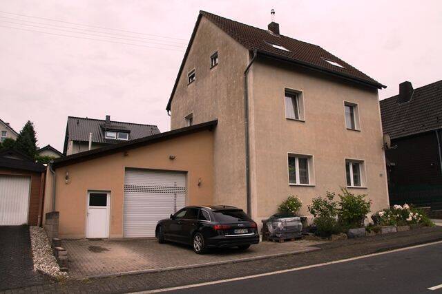 Thumbnail-Geräumiges, saniertes Familienhaus mit Terrasse, großer Garage und Garten