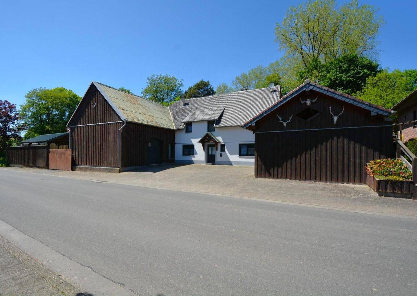 Thumbnail-Ruhig gelegenes, freistehendes Wohnhaus mit Garagen, Scheune, Carport und überdachter Terrasse in Frauenkron-Dahlem
