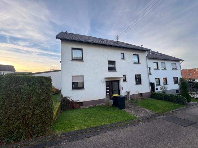 Thumbnail-gepflegtes 3 Familienhaus in ruhiger Seitenstraße mit 3 Garagen und Garten