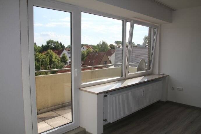 Thumbnail-Große helle 2 Zimmer Wohnung, 94 m², mit Fahrstuhl und neuem Bad