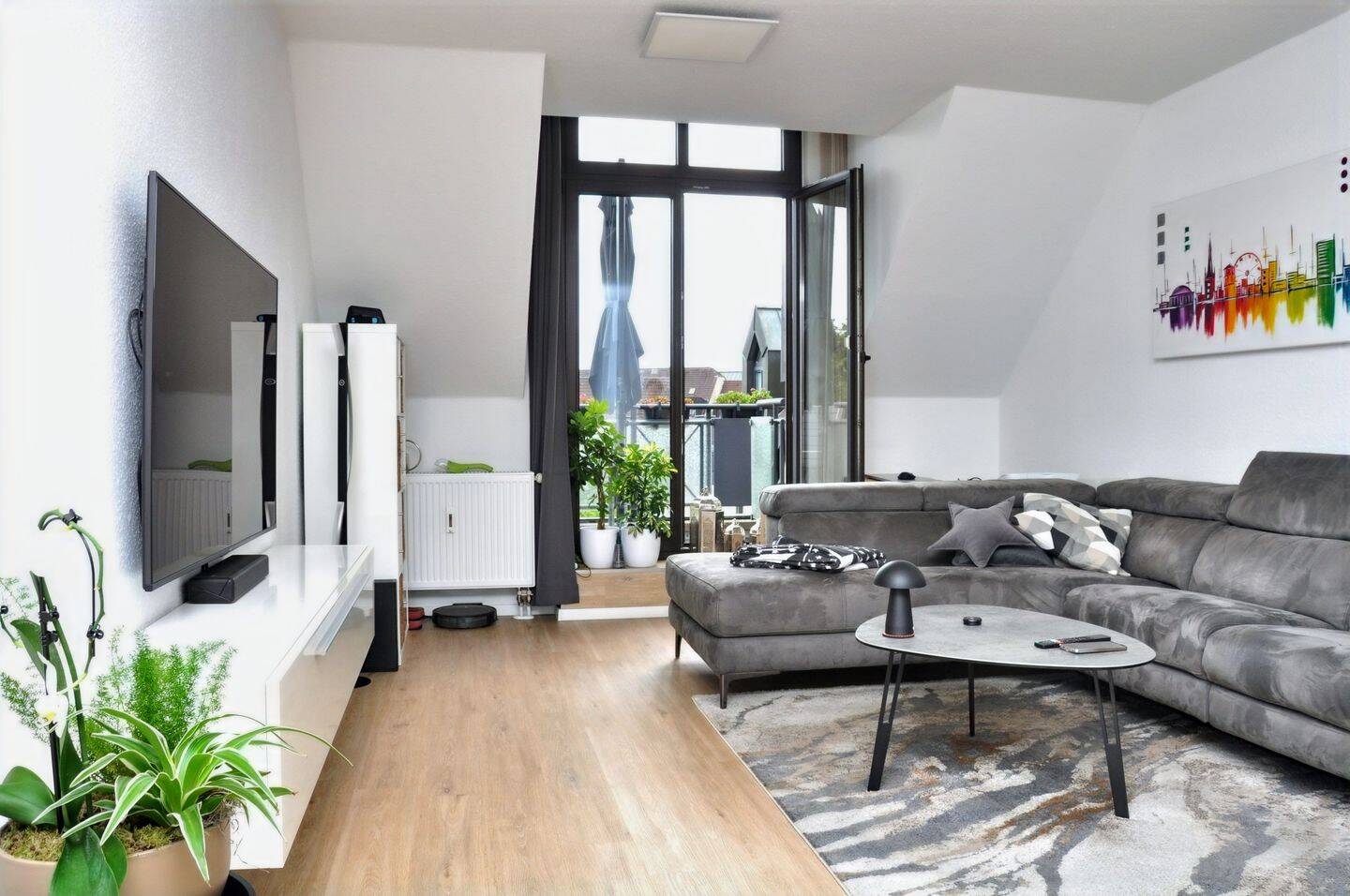 Wohnzimmer mit Balkon