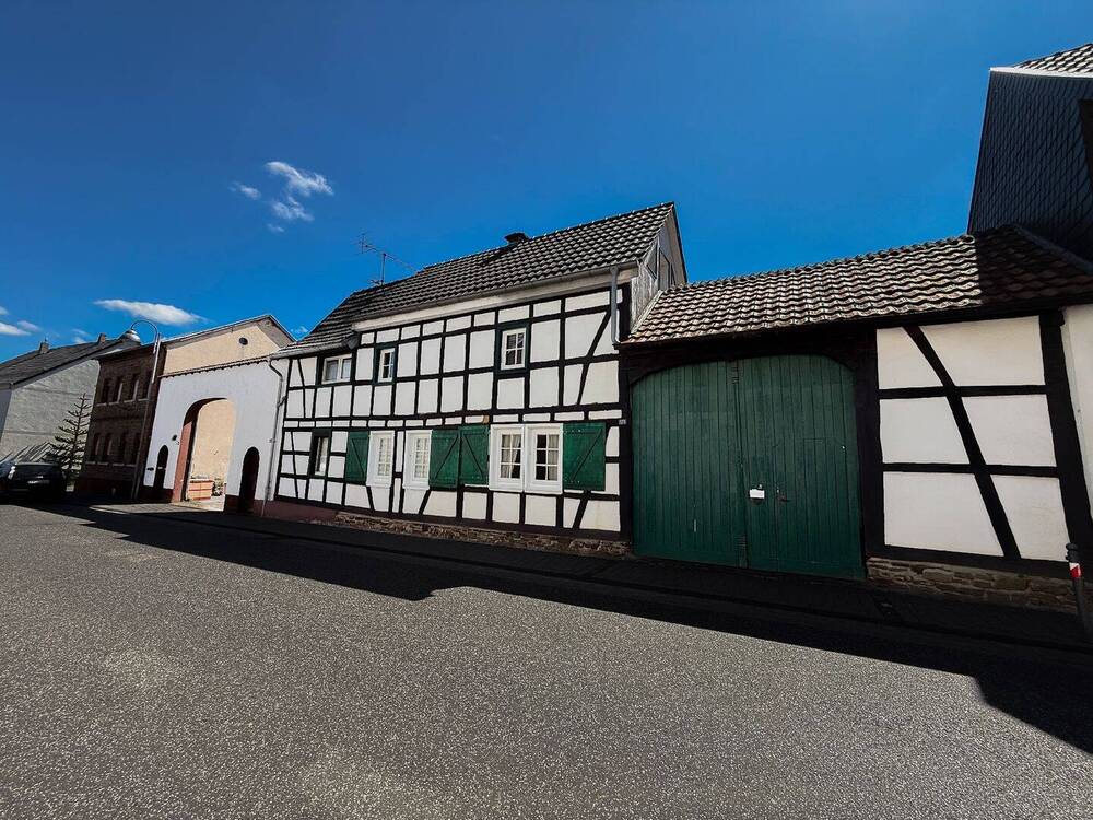 Thumbnail-Kleinod! Liebevoll hergerichtetes Fachwerk-Idyll mit malerischem Innenhof, Scheune und Nebengebäude!