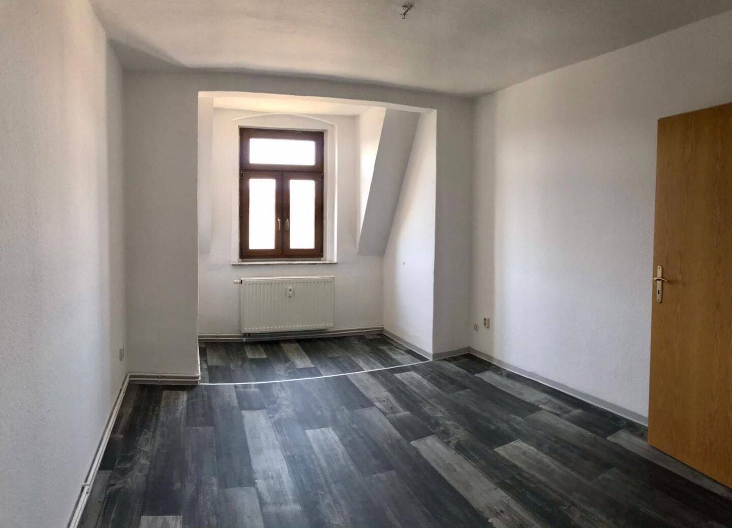 Thumbnail-kleine, renovierungsbedürftige 3- Raumwohnung mit Fenster im Bad Dachgeschossflair !