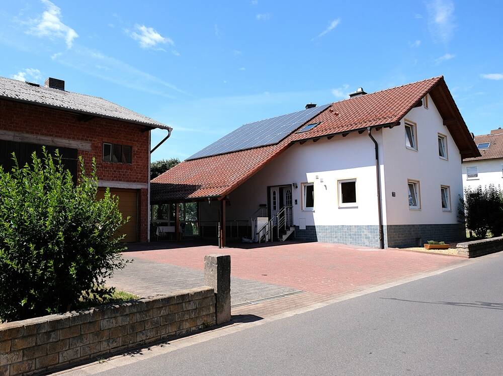 Thumbnail-Zweifamilienhaus mit Nebengebäude und großer Wiesenfläche in Gethsemane !