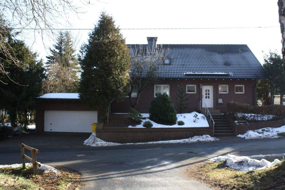 Thumbnail-Großzügiges und zentrales Wohnhaus mit Garage und Garten in Feudingen