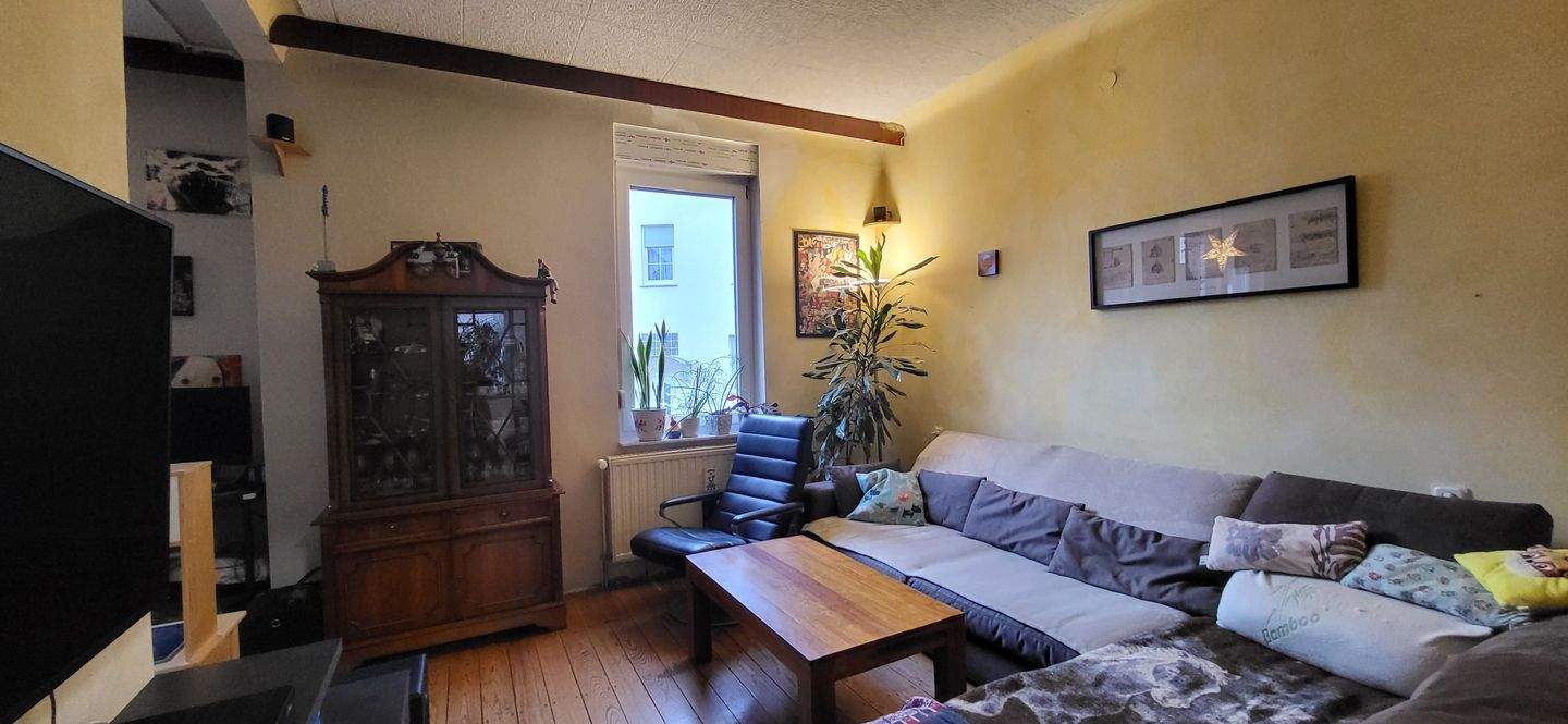 Thumbnail-BOUS - ZENTRALE RUHIGE LAGE - FREISTEHENDES GERÄUMIGES EINFAMILIENHAUS MIT VIEL PLATZ - DREI SCHLAFZIMMER, KLEINEM GARTEN + GARAGE