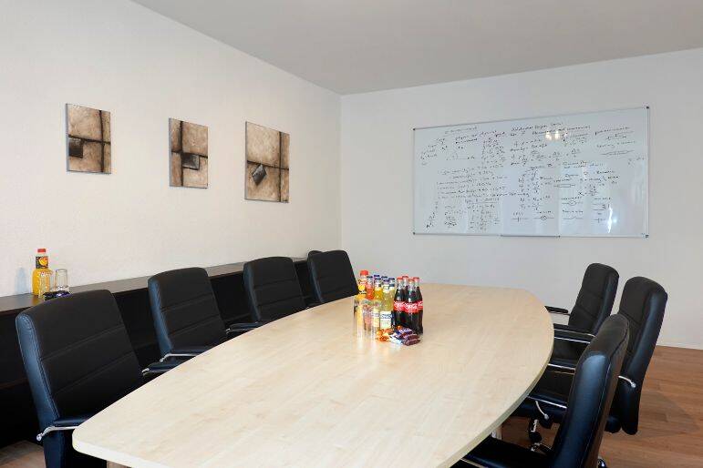 Thumbnail-Fester Arbeitsplatz im Coworking mit Geschäftsadresse, Spind & Besprechungsraum