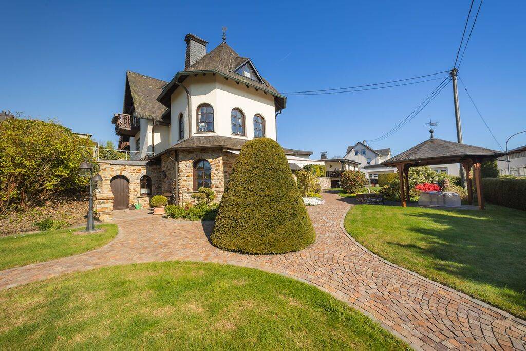 Thumbnail-Stilvolles Wohnhaus mit Einliegerwohnung - Doppelgarage - wundervoll angelegtem Garten in Raubach!