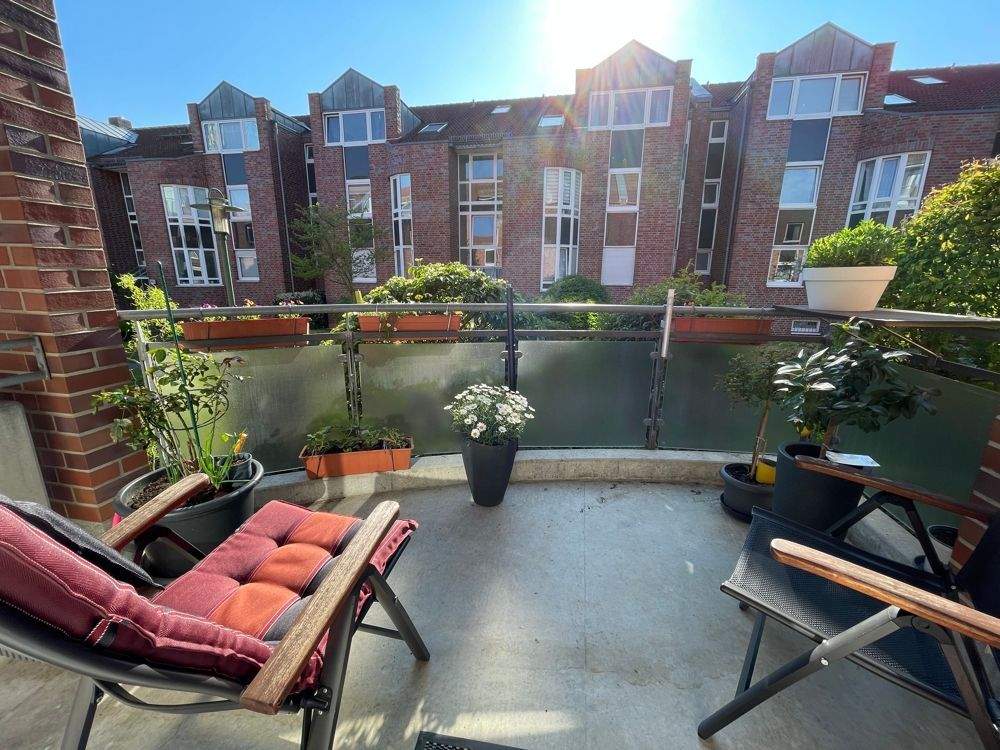 Thumbnail-Helle Balkon-Wohnung, 2 Bäder, Tiefgaragenstellplatz + Gartenblick