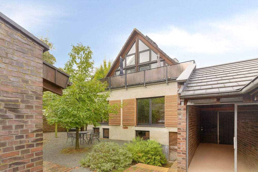 Thumbnail-Zweifamilienhaus mit idyllischem Hof-Charakter, lichtdurchfluteten Räumen und Garage