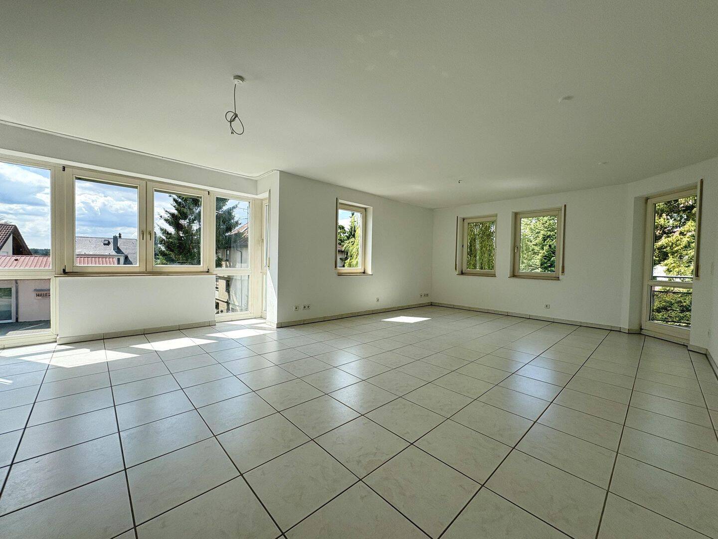 Wohn- und Esszimmer mit Fensterfront