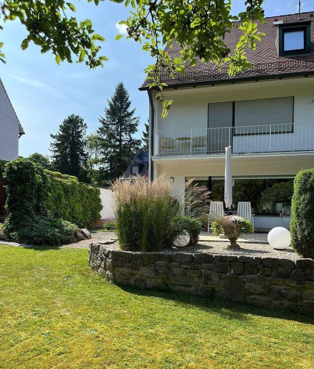 Thumbnail-Großzügiges Wohnhaus mit wunderschönem Gartengrundstück und Blick ins Grüne in bevorzugter Wohnlage in Zirndorf