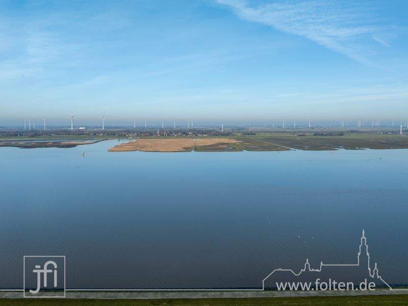 Thumbnail-Hinter dem Haus der Deich, nach vorne weites Land...