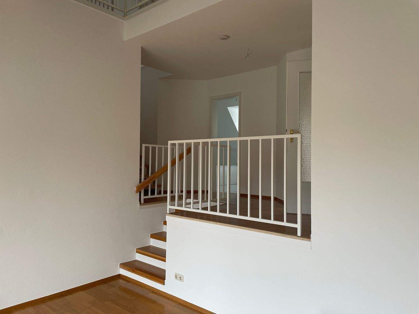 Thumbnail-2,5-Zimmer-Galeriewohnung mit Balkon, Einbauküche und Tiefgaragenstellplatz